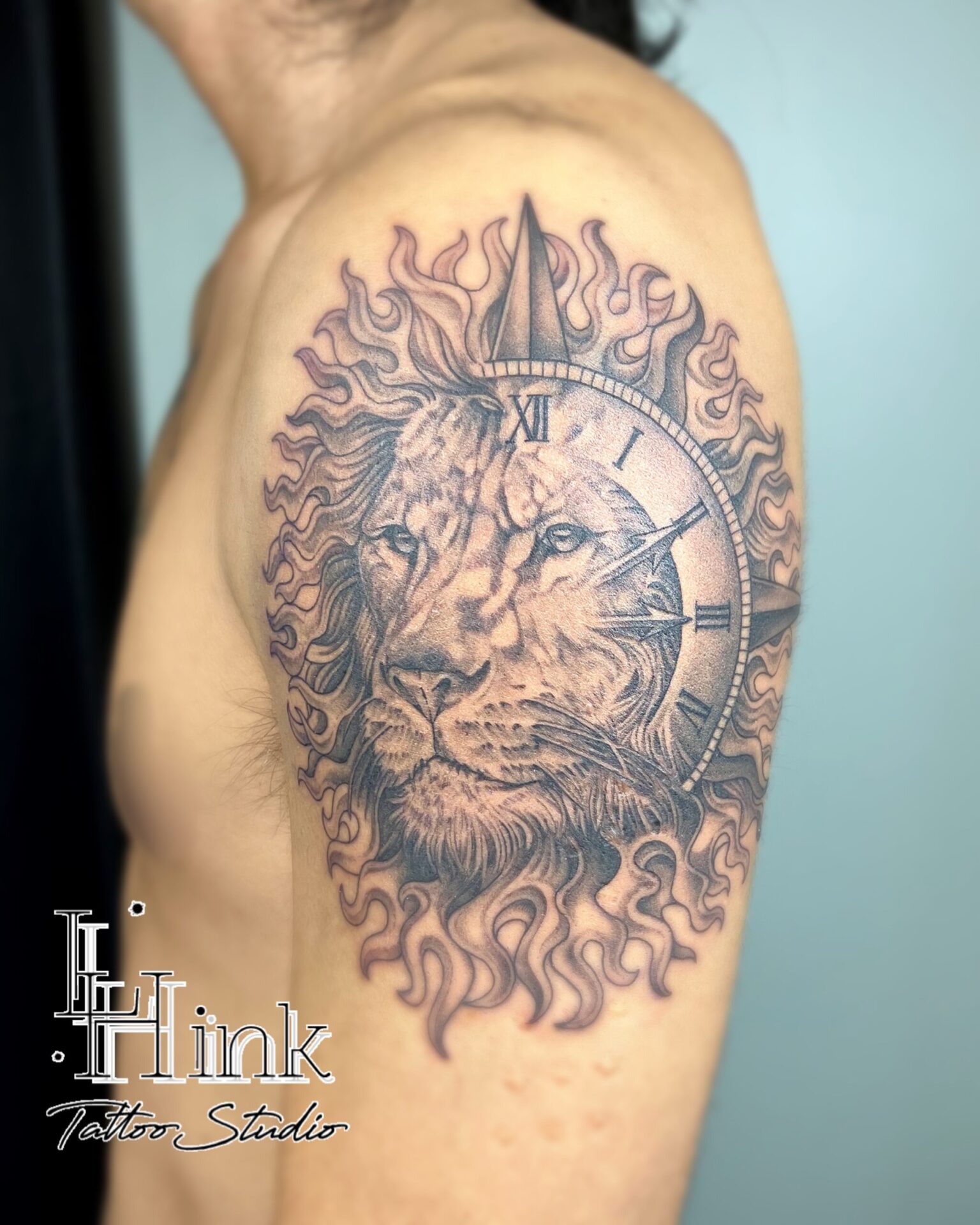 東京吉祥寺のタトゥースタジオLH ink Tattoo Studioで施術した 太陽の時計とライオン