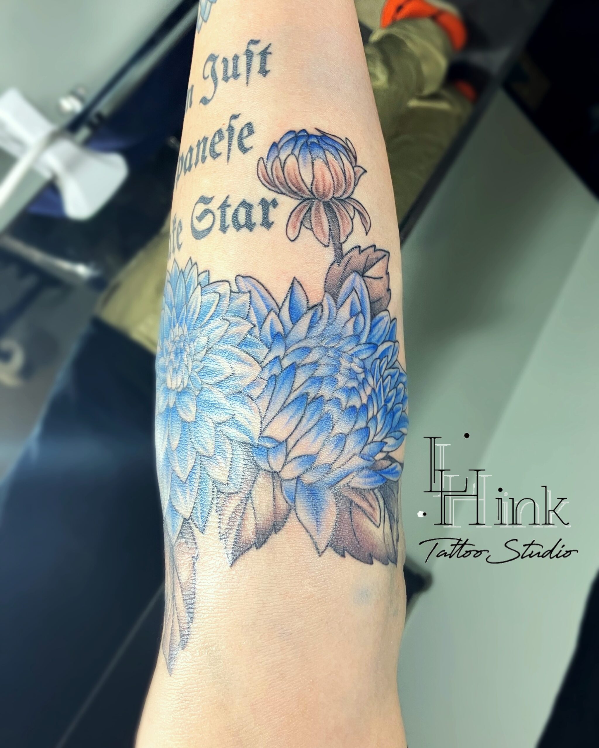 東京吉祥寺のタトゥースタジオLH ink Tattoo Studioで施術した 青いダリア