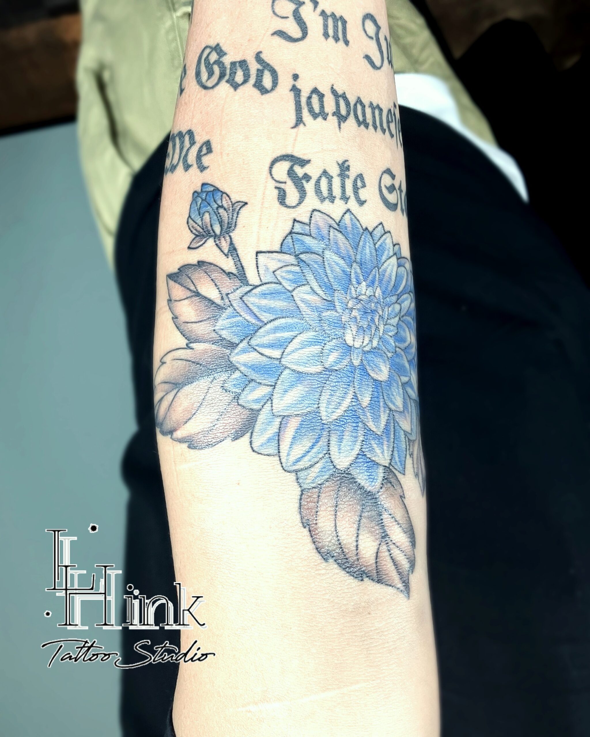 東京吉祥寺のタトゥースタジオLH ink Tattoo Studioで施術した 青いダリア