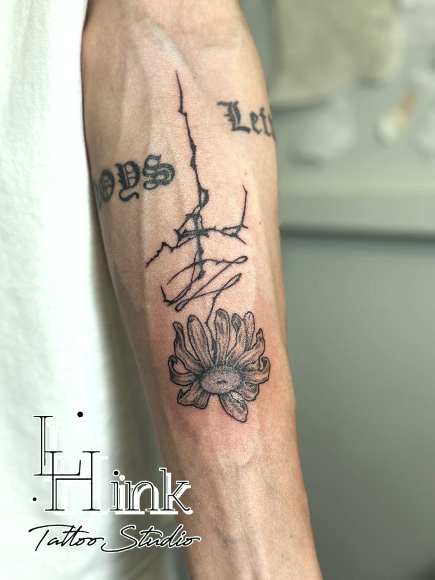 東京吉祥寺のタトゥースタジオLH ink Tattoo Studioで施術した Flower