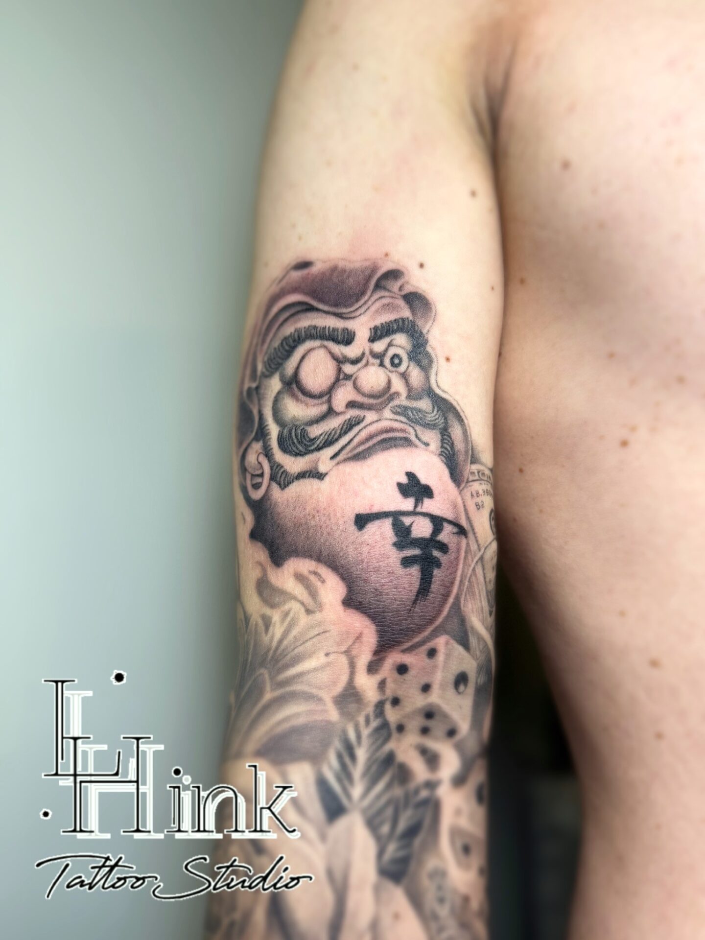 東京吉祥寺のタトゥースタジオLH ink Tattoo Studioで施術した 達磨とドル札　　　　　　　　　　　　　　　　　　　　　　　　　　　　　　　　　