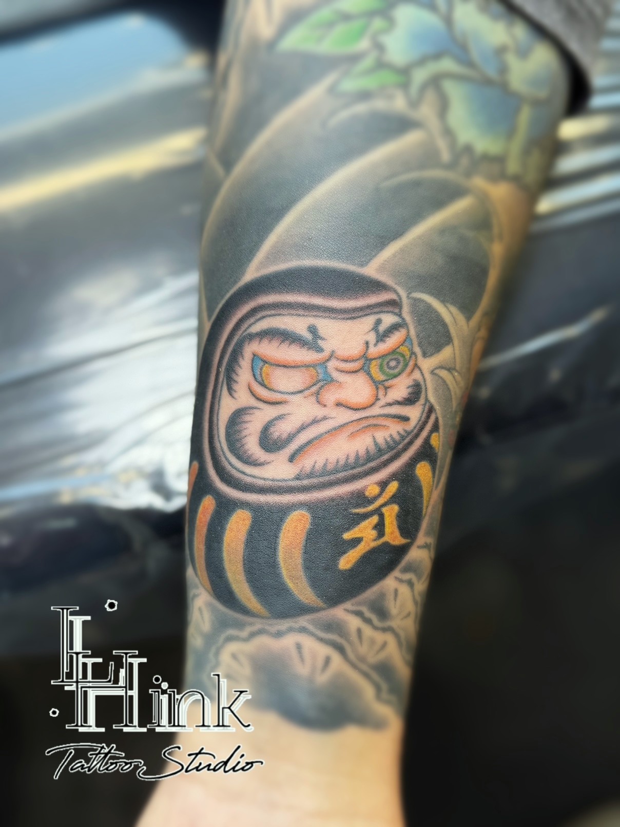 東京吉祥寺のタトゥースタジオLH ink Tattoo Studioで施術した と金と達磨