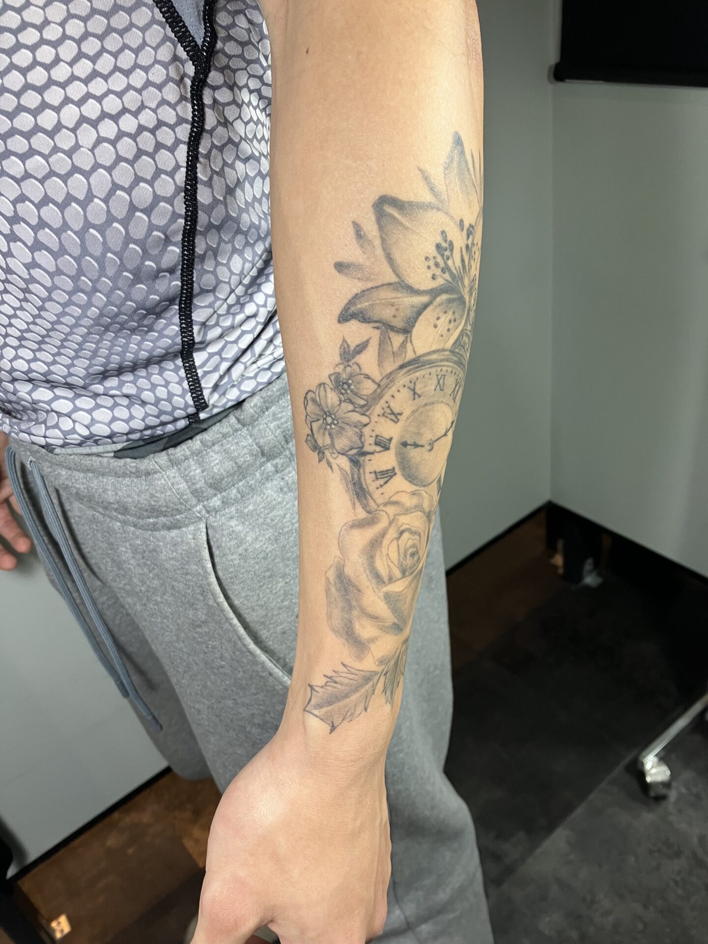 東京吉祥寺のタトゥースタジオLH ink Tattoo Studioで施術した Flowers & Clock