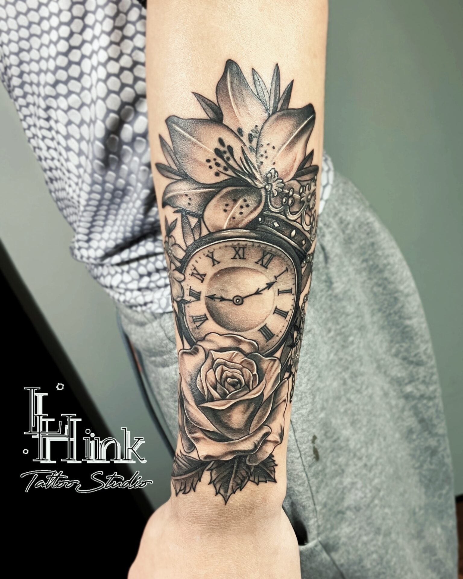 東京吉祥寺のタトゥースタジオLH ink Tattoo Studioで施術した Flowers & Clock