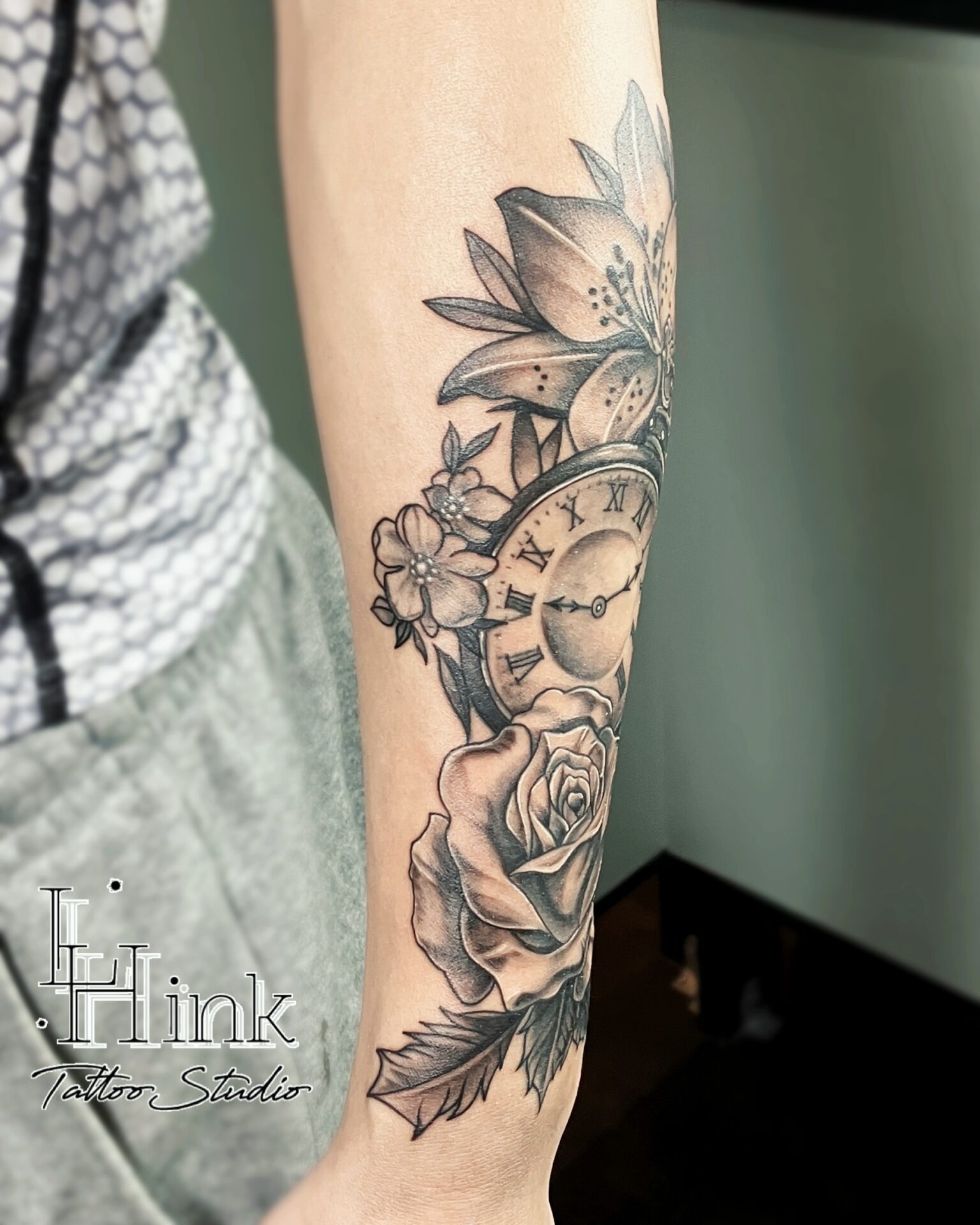 東京吉祥寺のタトゥースタジオLH ink Tattoo Studioで施術した Flowers & Clock