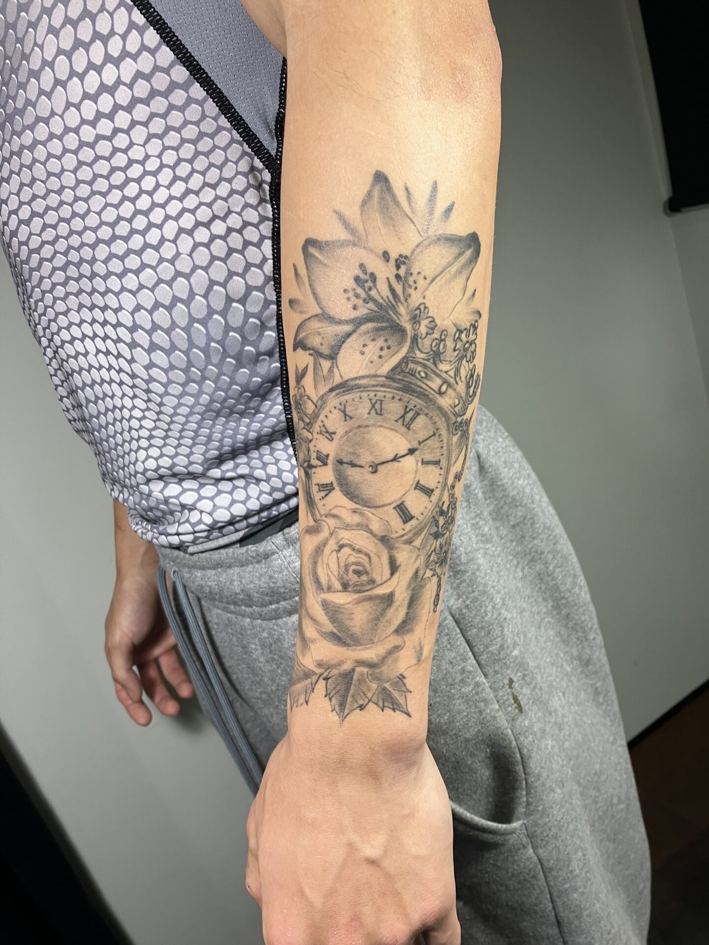 東京吉祥寺のタトゥースタジオLH ink Tattoo Studioで施術した Flowers & Clock