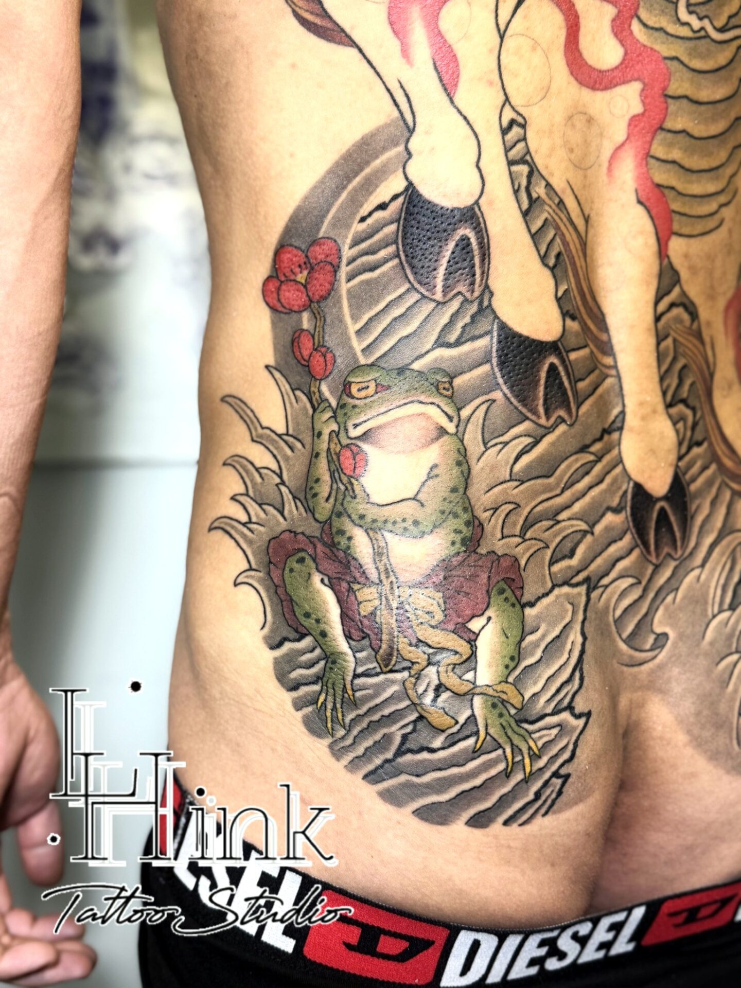 東京吉祥寺のタトゥースタジオLH ink Tattoo Studioで施術した 蛙と梅