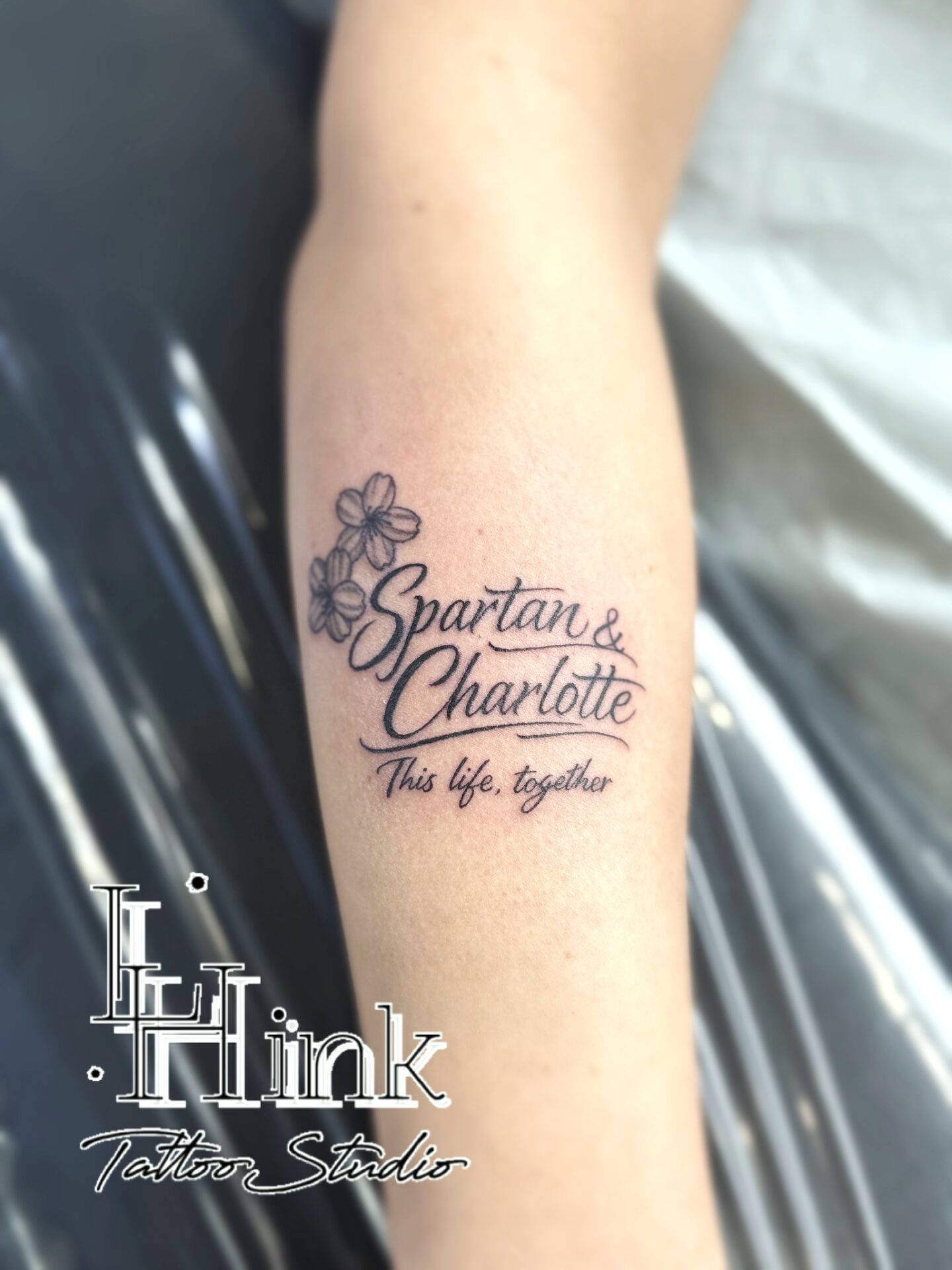 東京吉祥寺のタトゥースタジオLH ink Tattoo Studioで施術した Lettering＆Cherry blossoms