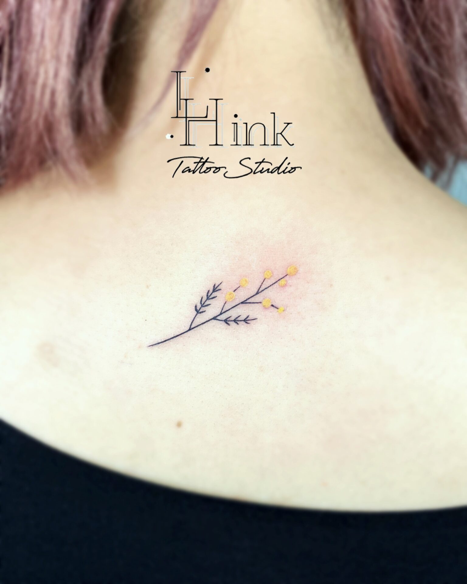 東京吉祥寺のタトゥースタジオLH ink Tattoo Studioで施術した ミモザの花