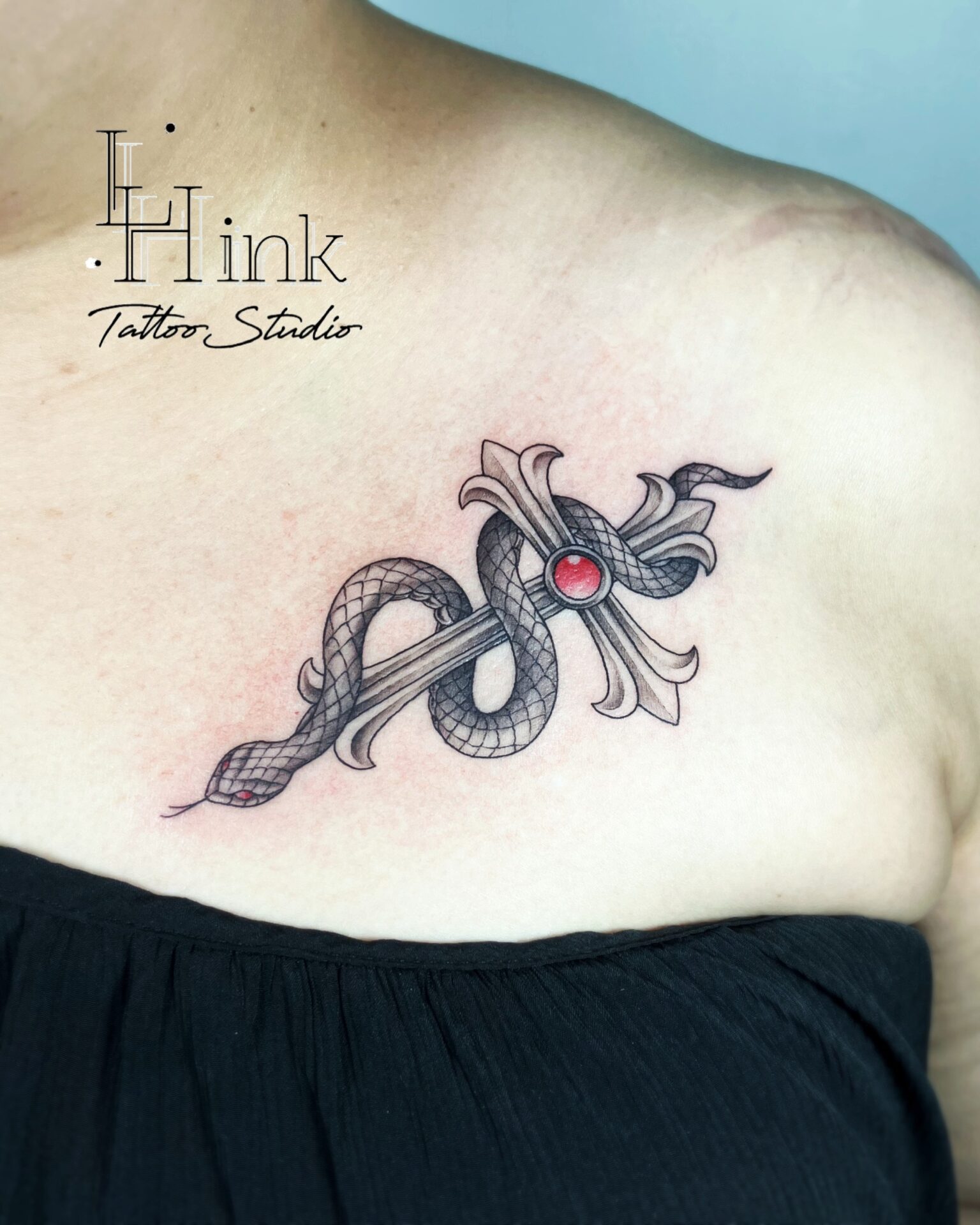 東京吉祥寺のタトゥースタジオLH ink Tattoo Studioで施術した Snake and Cross