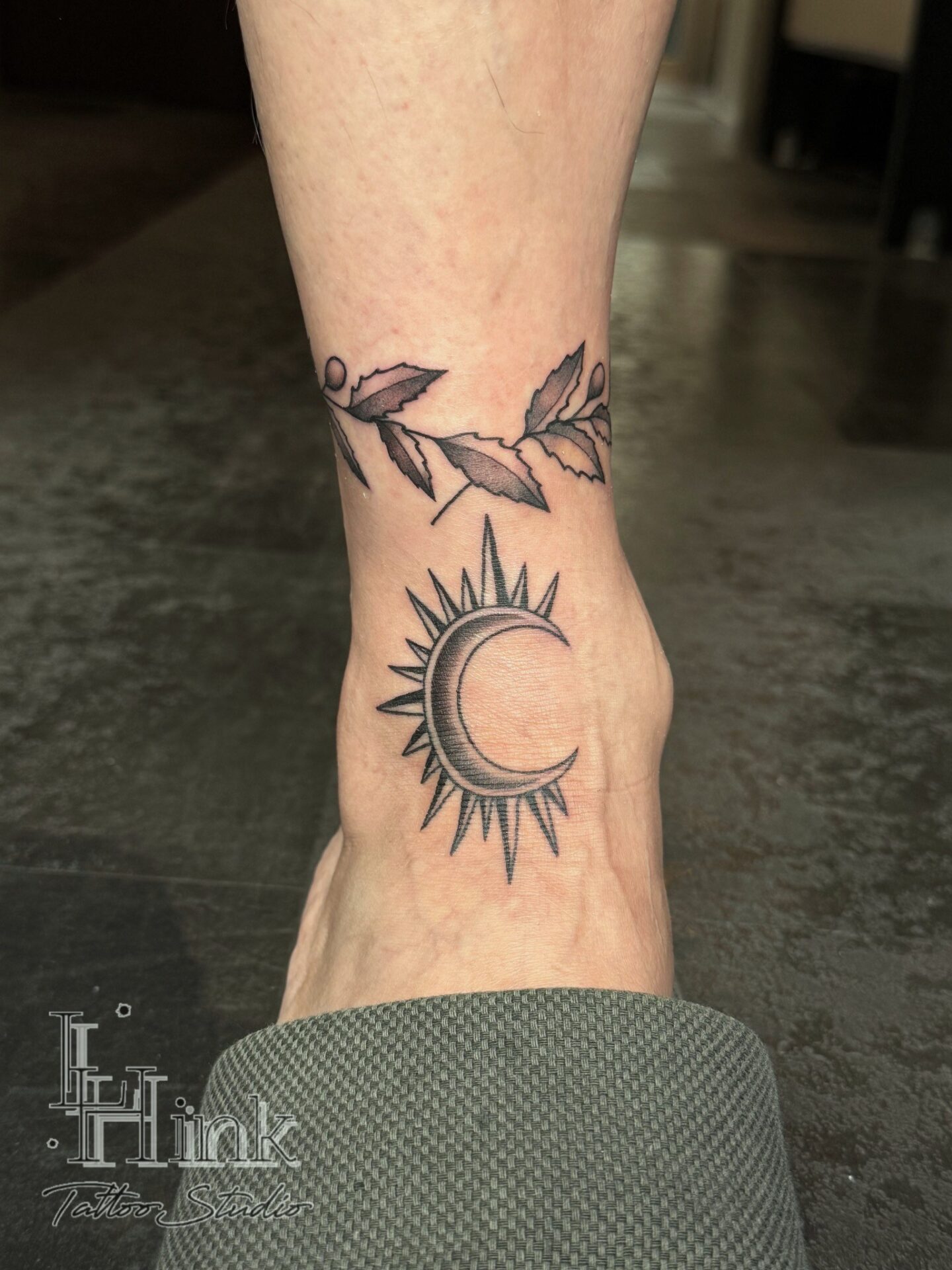 東京吉祥寺のタトゥースタジオLH ink Tattoo Studioで施術した 月とリーフ