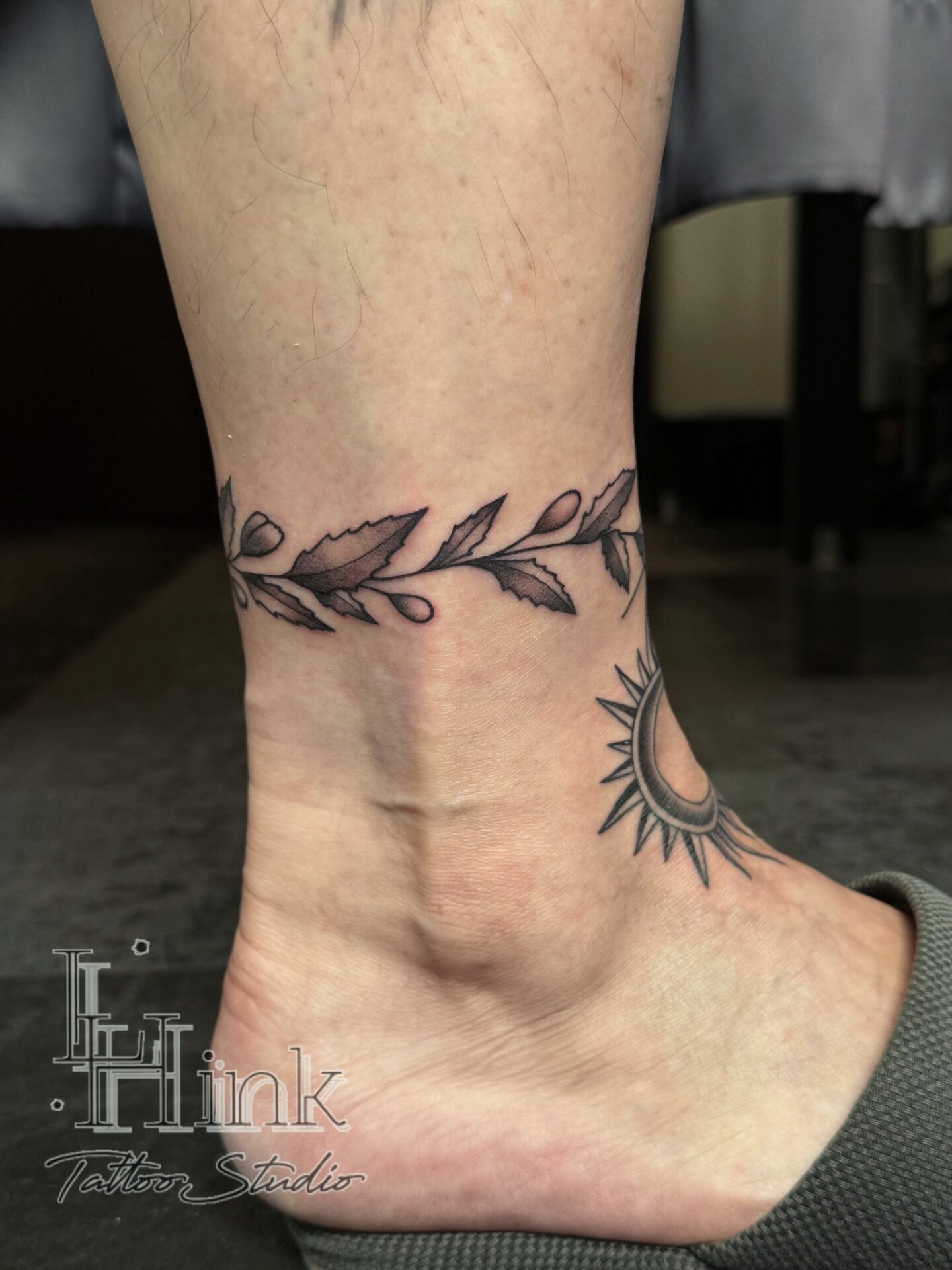 東京吉祥寺のタトゥースタジオLH ink Tattoo Studioで施術した 月とリーフ
