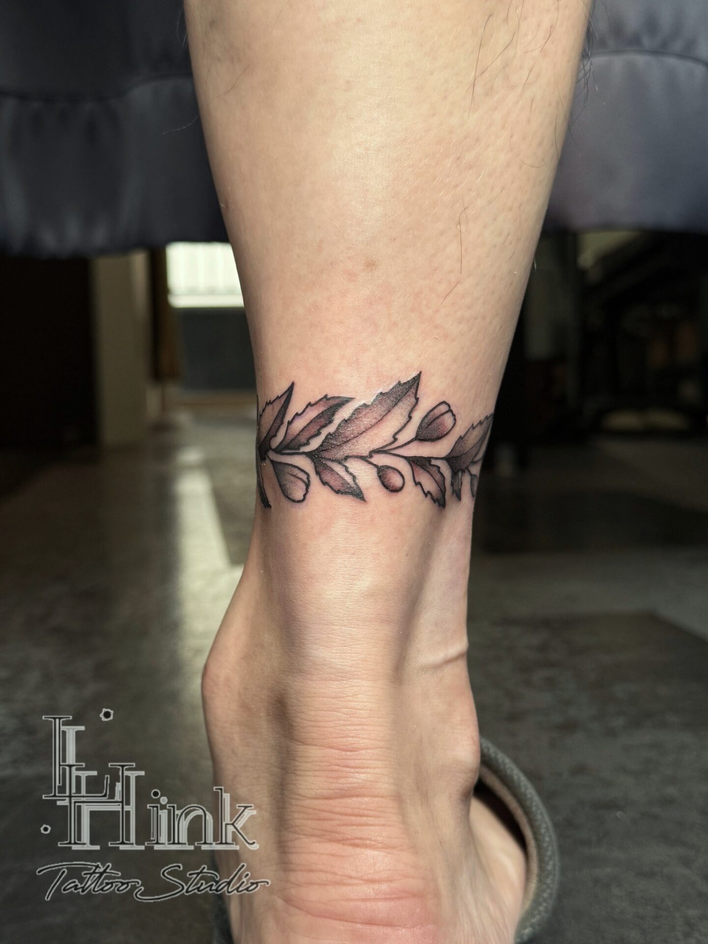 東京吉祥寺のタトゥースタジオLH ink Tattoo Studioで施術した 月とリーフ
