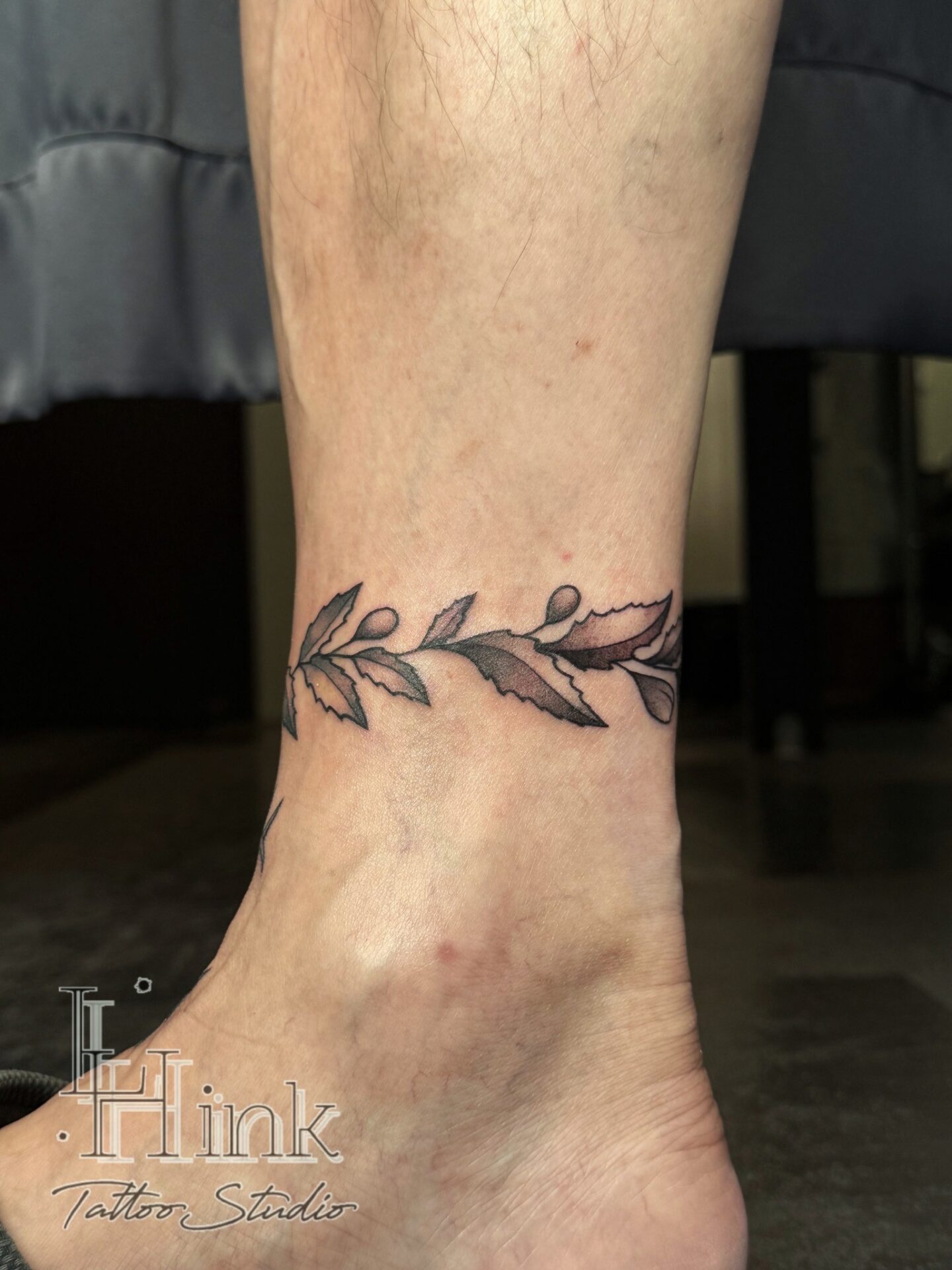 東京吉祥寺のタトゥースタジオLH ink Tattoo Studioで施術した 月とリーフ