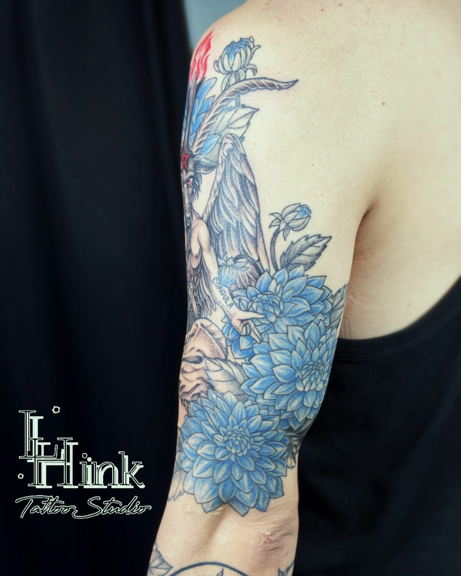 東京吉祥寺のタトゥースタジオLH ink Tattoo Studioで施術した バフォメットと青いダリア