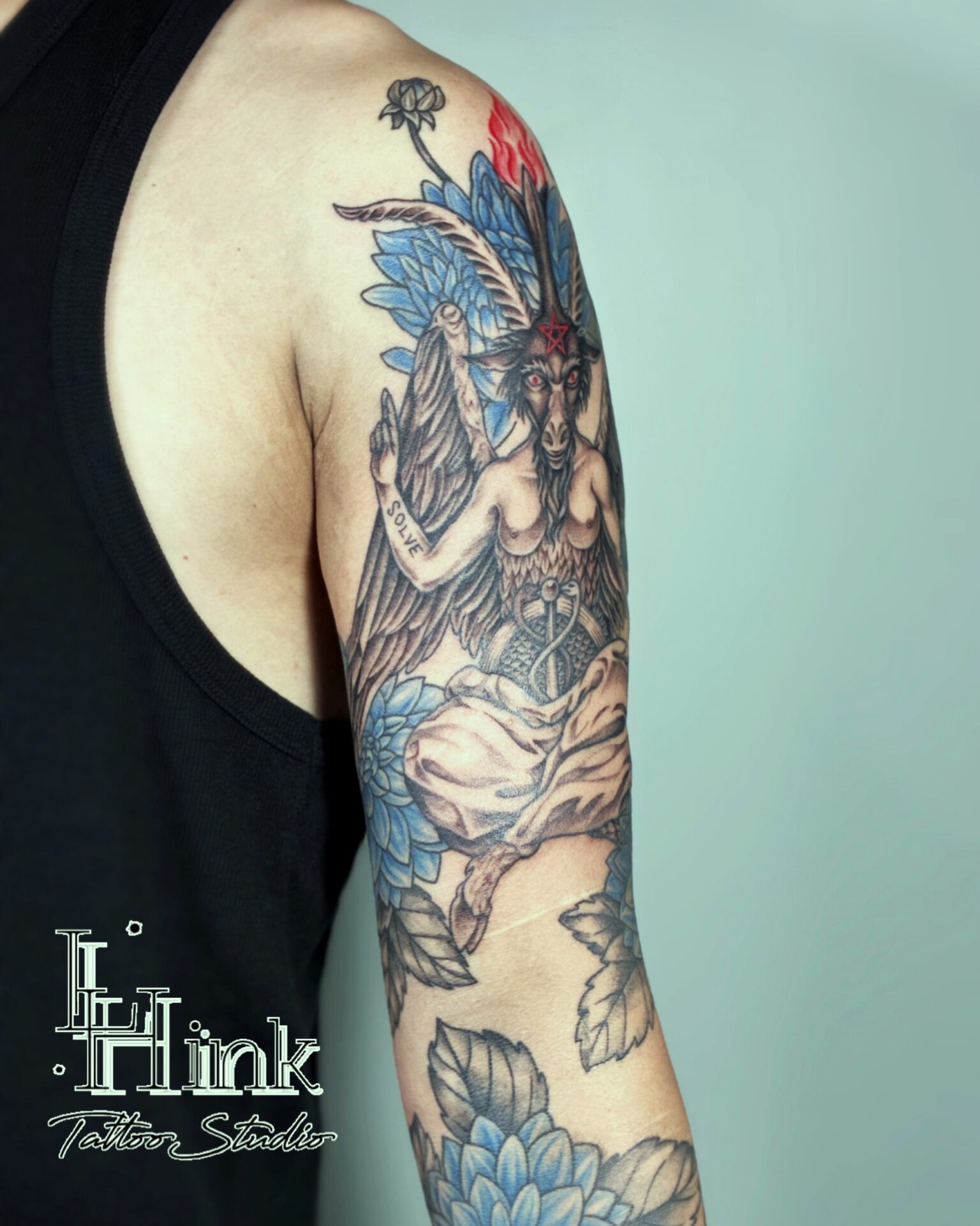 東京吉祥寺のタトゥースタジオLH ink Tattoo Studioで施術した バフォメットと青いダリア